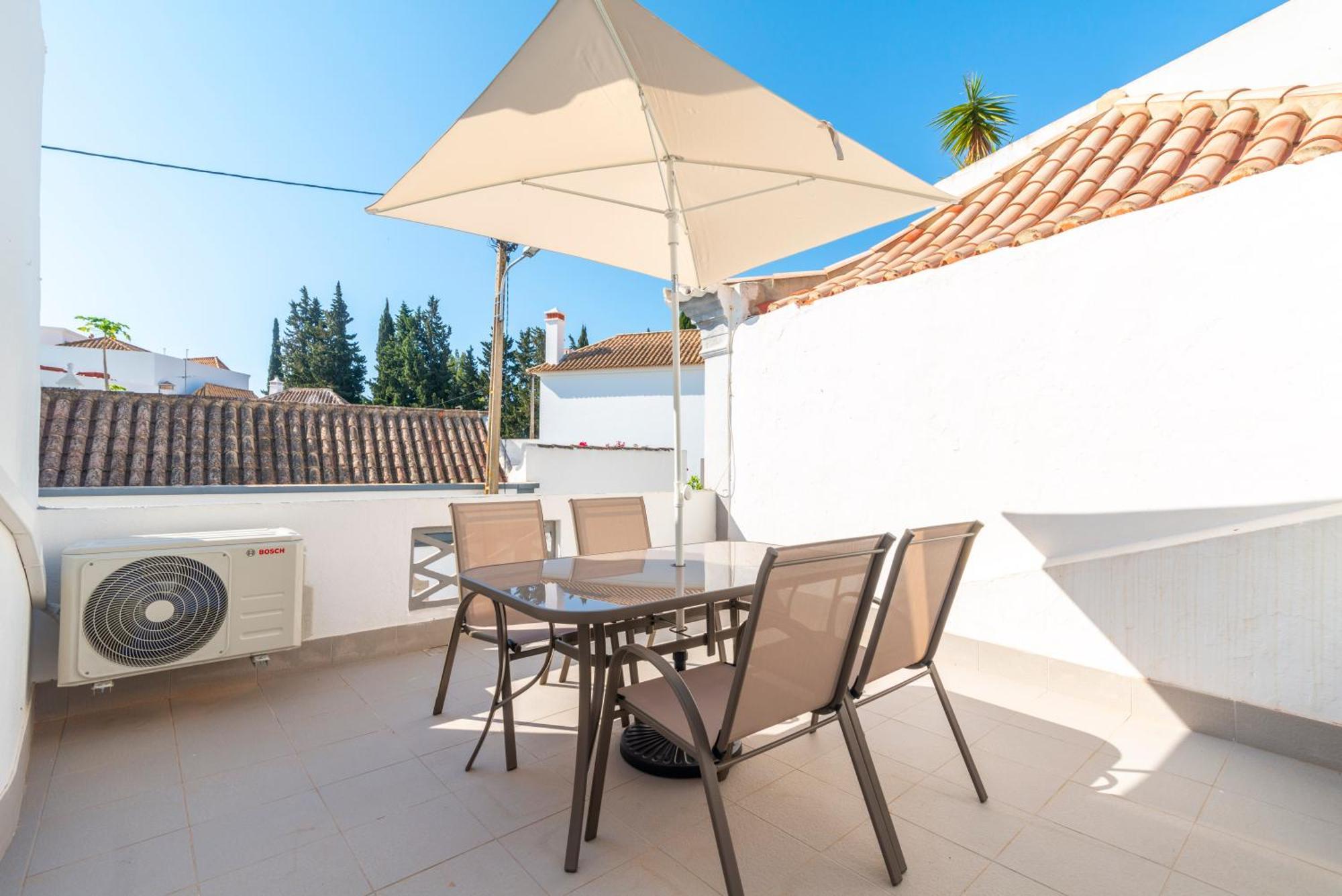 Casa Garde - 5 Mins Center - Private Balcony - Wi-fi Holiday home